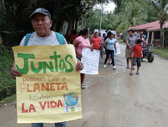 A community gathers in resistance. Photo by Dany Díaz Mejía. Photo courtesy of Rene Aleman Resistance Camp.